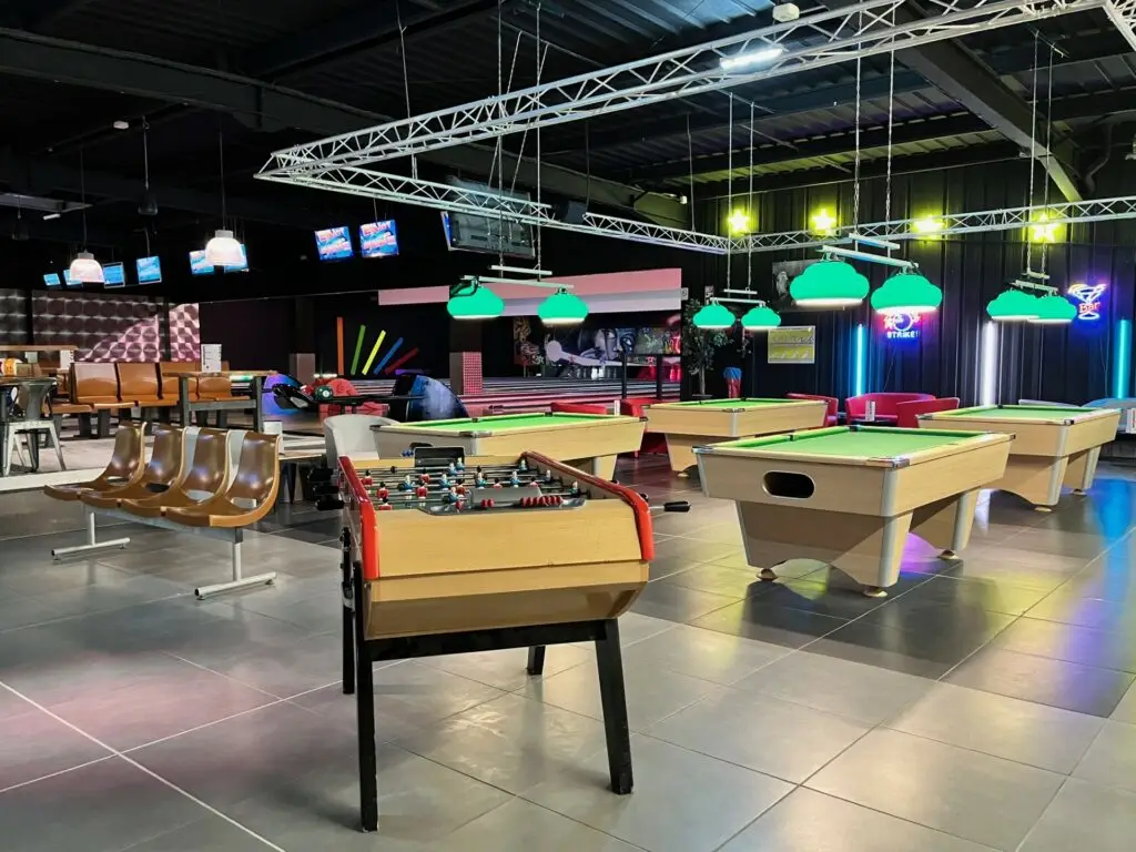 Espace billard et baby-foot du Bowling de Montélimar, avec plusieurs tables de billard et un baby-foot.