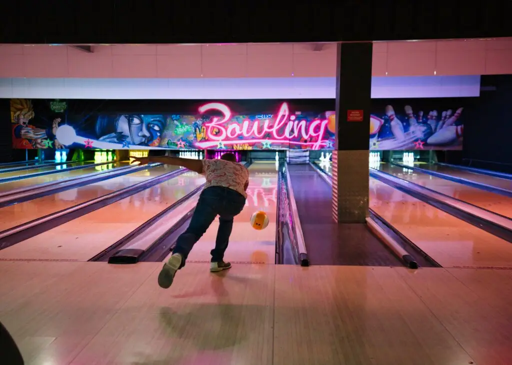 Joueur lançant une boule sur les pistes du Bowling de Montélimar