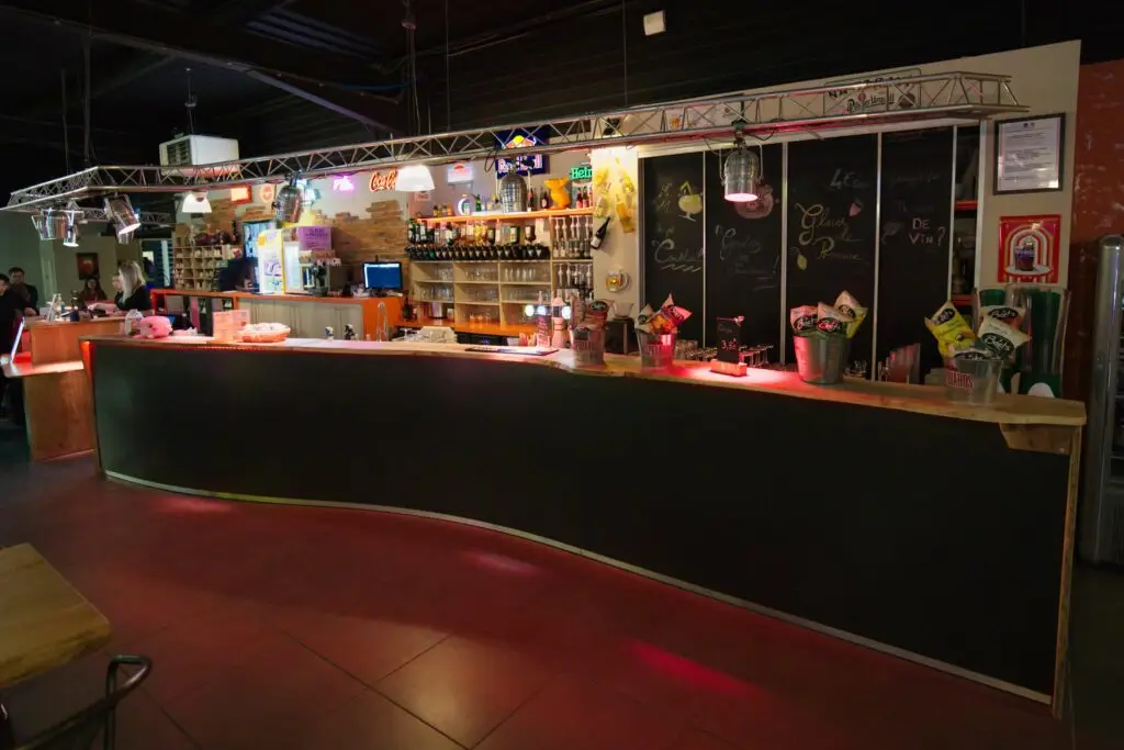 Bar et snack du Bowling de Montélimar avec comptoir, boissons et espace convivial