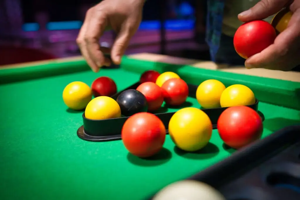 Joueurs préparant une partie de billard au Bowling de Montélimar
